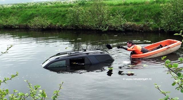 auto in kanaal Buinerveen