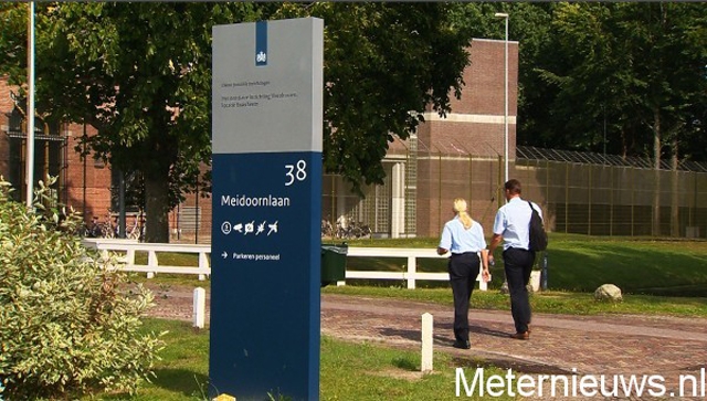 gedetineerde-bolletjesslikker-door-in-cel-esserheem9