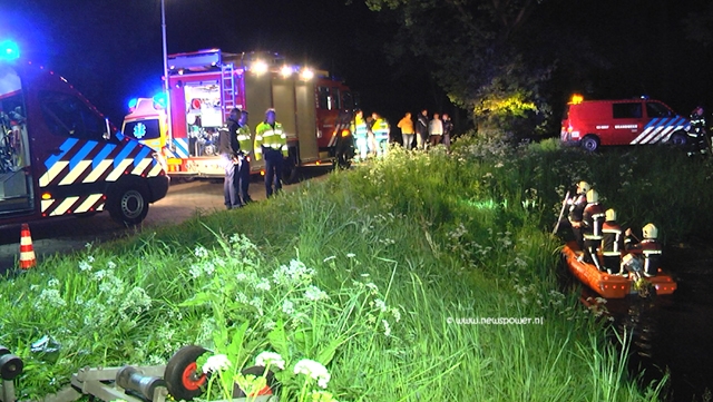 Auto te water in Geesbrug