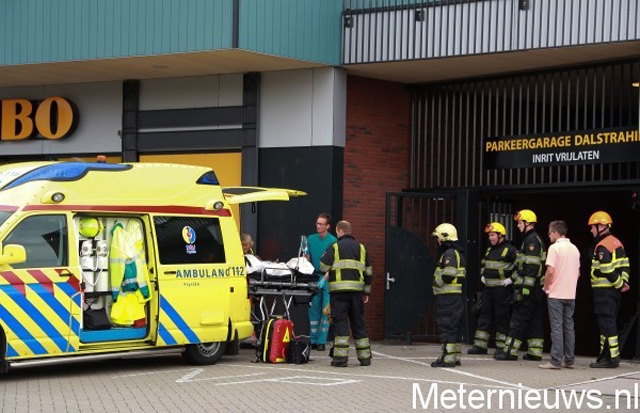 man-bekneld-onder-eigen-autosurhuisterveen b