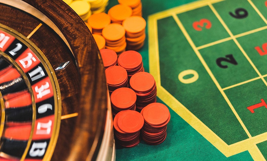 roulette tafel en chips in casino