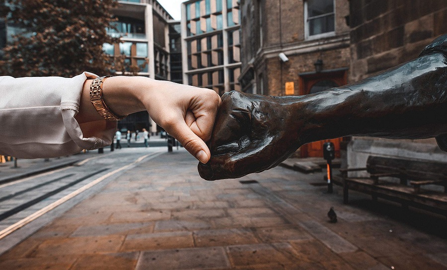 Vuist Hobbel met Koordwainer Standbeeld